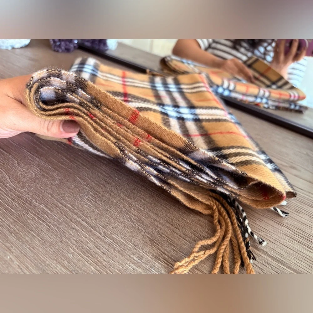 Burberry 100% Lambswool Scarf - Picture 4 of 6